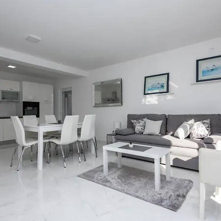 Holiday home Beautiful In Vinjani Gornji With Wifi Nenadici