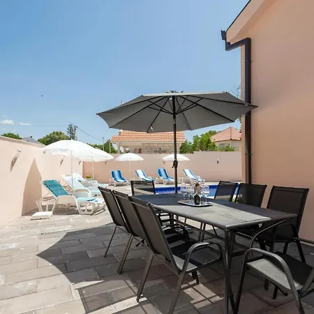 Holiday home Beautiful In Vinjani Gornji With Wifi Nenadici